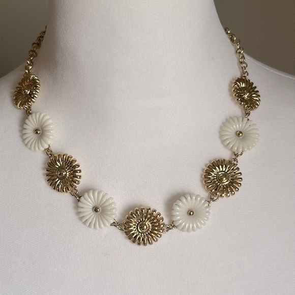 New Ann Taylor Floral Disc Gold Tone Chain 16”Fine Fashion Necklace - Picture 6 of 6